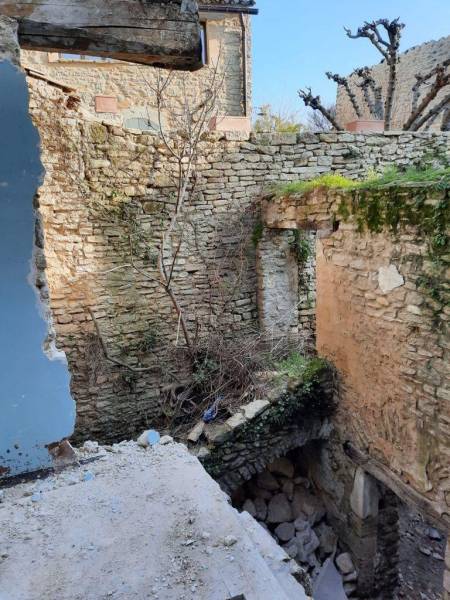 Reconstruire une maison en pierre en ruine dans le Lubéron