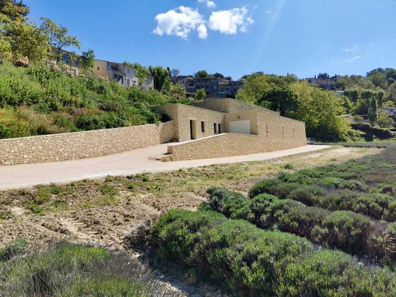 Construction qui s'inspire des murs de restanques