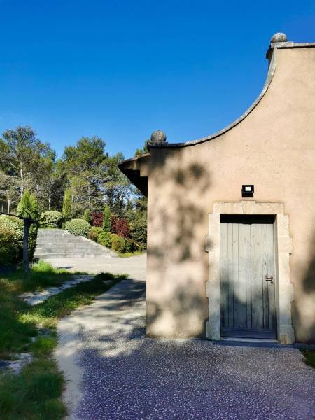 Construction de bâtiment en brique de terre cuite dans le 84