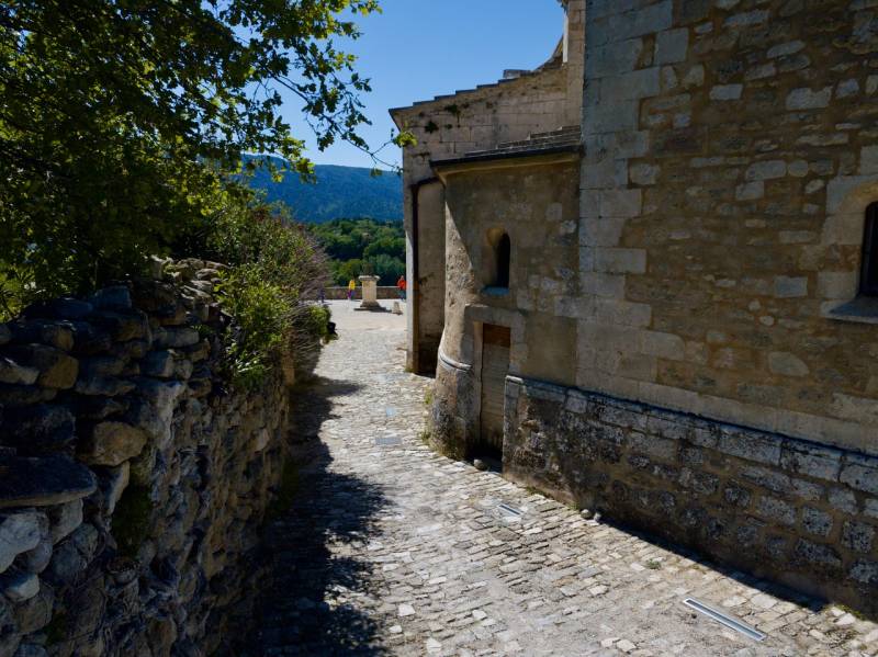 Rénovation des alentours d'un bâtiment historique dans le 84