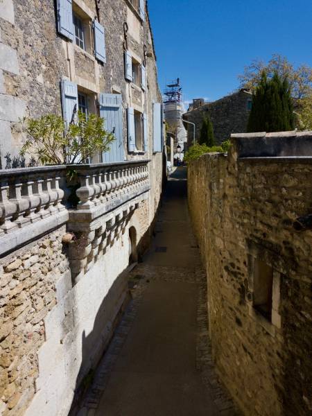 Rénovation de la rue et des calades en pierre près de l'Eglise Saint-Luc à Ménerbes