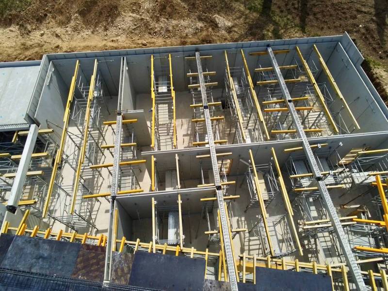 Construction de bâtiment à proximité de vignes dans le Vaucluse