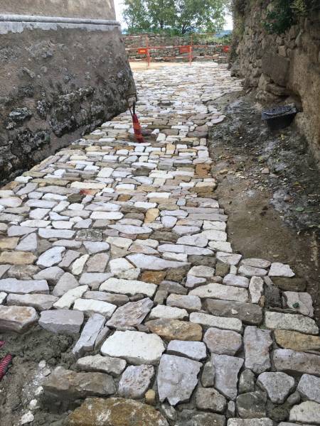 Pose de luminaires dans rue pavée à Ménerbes