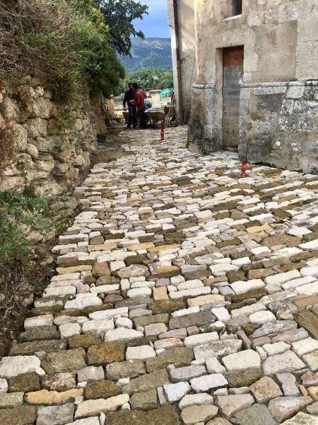 Rénover une rue en pierre dans le Lubéron