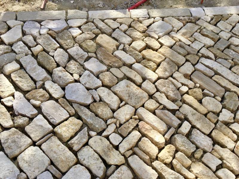 Réparation d'une route pavée dans le sud de la France