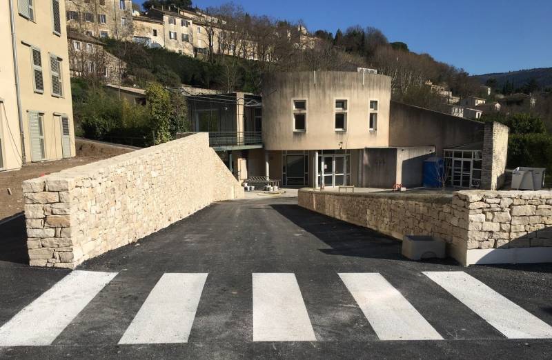 Détail du mur d'accès habillé en pierre par l'entreprise CRPA Manzone 