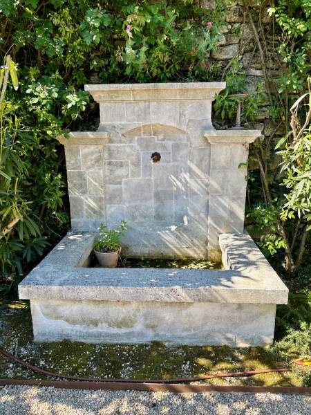 Création d'une fontaine en pierre dans un jardin dans le 84