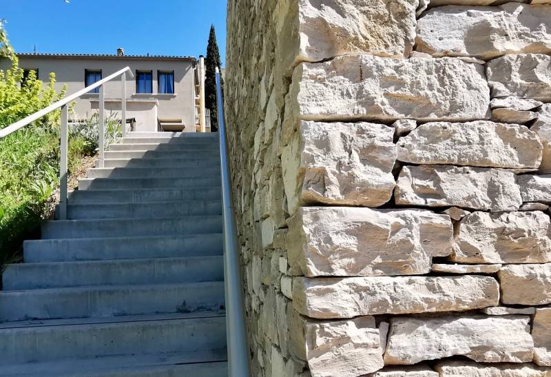 Détail habillage d'un mur extérieur par notre entreprise de maçonnerie à Ménerbes près d'Avignon