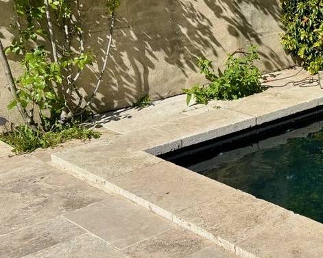 Construction de piscine en pierre naturelle à L'Isle-sur-la-Sorgue dans le 84