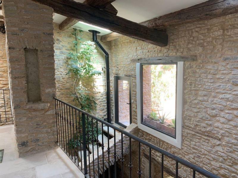 Aménagement intérieur d'une maison en pierre dans le Lubéron